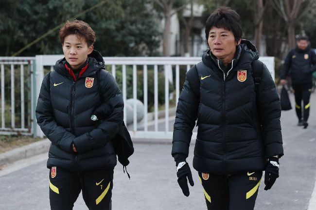 安德烈咬牙切齿的骂道：明明就是你在红酒和饮料里下毒，害死了迪诺西奥和他的老婆以及两个儿子。